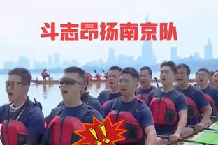 今天真高兴啊！杜锋赛后与球迷合影：感谢大家的支持